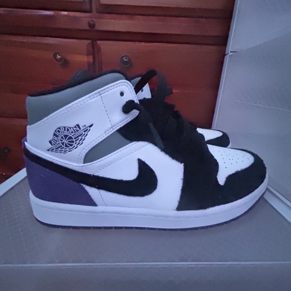 jordan 1 Varsity Purple Size 8 new without box